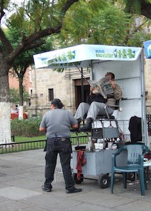 Limpiador de zapatos, lustrabotas, limpiabotas (México)