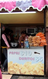 Puesto de snacks y papa fritas, kiosko de snacks (México), puesto de chocolatinas, caramelos y patatas chips