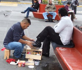 Limpiador de zapatos, lustrabotas, limpiabotas (México)