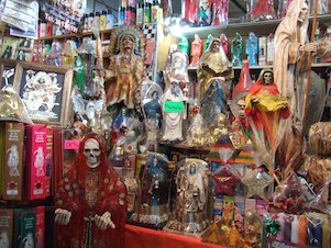 Puesto de brujas y esqueletos, día de los muertos, símbolos religiosos (México)