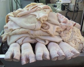 Tripas y patas de cerdo