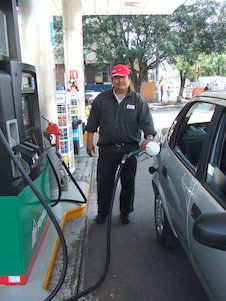 Gasolinero, bencinero, empleado de estación de servicio, mozo de gasolinería, chalán de gasolinería, bombero (México)