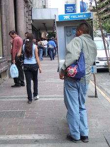 Hombre hablando por teléfono en vía pública (México)