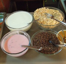 Desayuno, cereales, yogurt, tenedor libre (México)