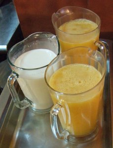 Jugo de naranja, leche, yogurt, desayuno, tenedor libre (México)