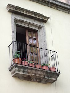 Balcón con macetas