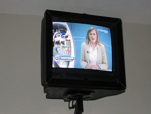 Televisor prendido, televisor encendido, televisión prendida, televisión encendida