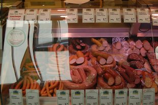 (die) Fleischerei, (die) Wursttheke, (das) Würstchen, (die) Schnittwurst