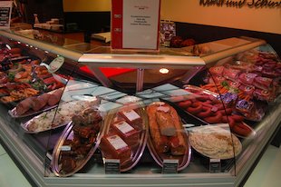 (die) Fleischerei, (die) Wursttheke, (das) Würstchen, (die) Schnittwurst