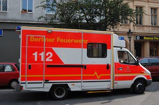 (die) Feuerwehr, rot-weißer Transporter