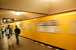 (der) U-Bahnsteig, (die) U-Bahn, (die) Anzeigetafel, (die) Fahrgäste
