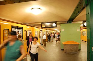(der) U-Bahnhof, (der) U-Bahnsteig, (die) U-Bahn, (die) Anzeigetafel, (die) Fahrgäste