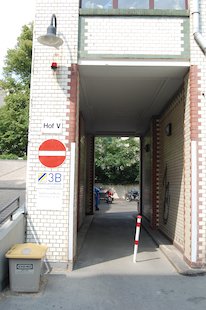 (die) Durchfahrt, (der) Hof