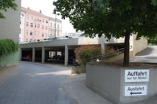 (das) Parkhaus, (die) Parkgarage, (das) Schild