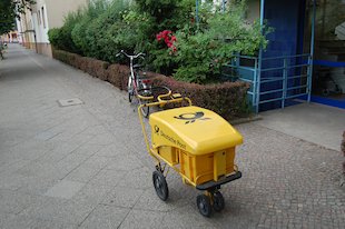 gelber Postanhänger