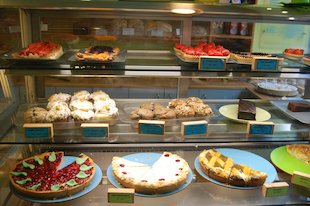 (die) Konditorei, (das) Schaufenster, (der) Kuchen, (die) Torte,