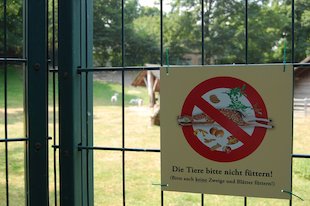 Schild am Zaun