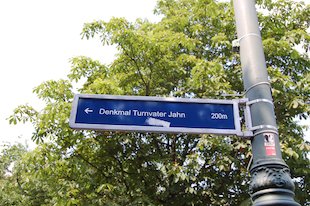 (das) Hinweisschild