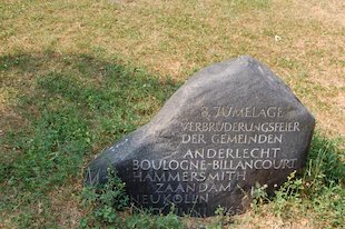 (der) Gedenkstein