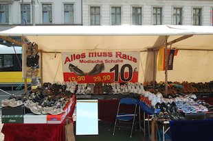 (der) Schuhhändler, Halbschuhe, Sandalen, Turnschuhe, Wanderstiefel