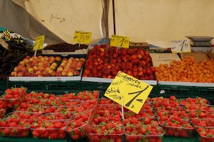(der) Obststand, (die) Erdbeere, (der) Pfirsich, (die) Kirsche, (die) Nektarine, (die) Aprikose, rot, orange