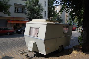 geparkter weißer Wohnwagen