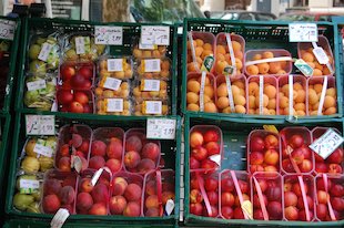 (der) Obststand, (der) Pfirsich, (die) Nektarine, (die) Aprikose, (die) Birne