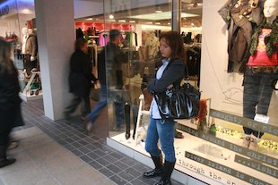 Chica esperando a amigos