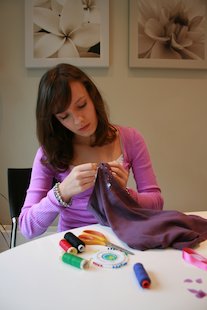 Chica cosiendo