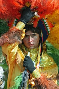 Hombre con traje colorido