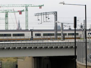 (die) Eisenbahnbrücke, (der) Zug, Stadt,