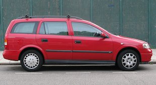 rotes geparktes Auto, deutsche Erfindung, (der) Kombi