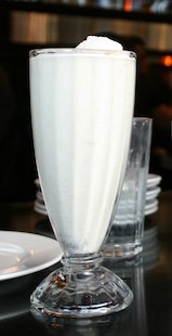 (der) Vanille- Milchshake, (das) Glas