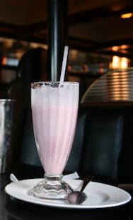 (der) Erdbeer-Milchshake, (das) Glas