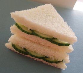 (das) Gurken-Sandwich