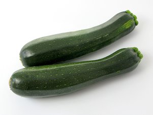 zwei Zucchini, grün