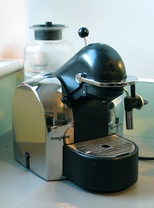 (die) Kaffeemaschine