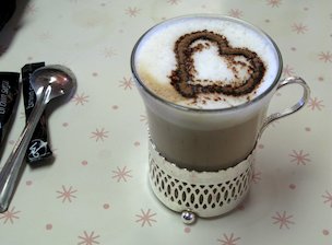 (der) Cappuccino, (der) Kaffee, (die) Tasse, (das) Herz