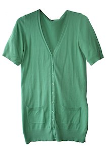 grüne Strickjacke