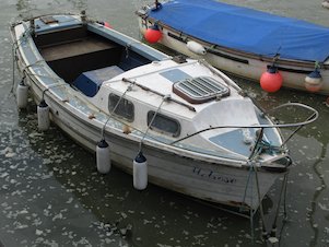 (das) Boot, Wasser