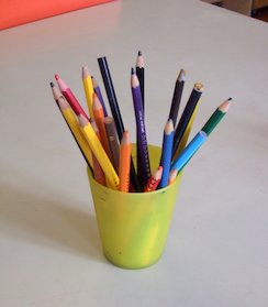 Crayons dans un pot